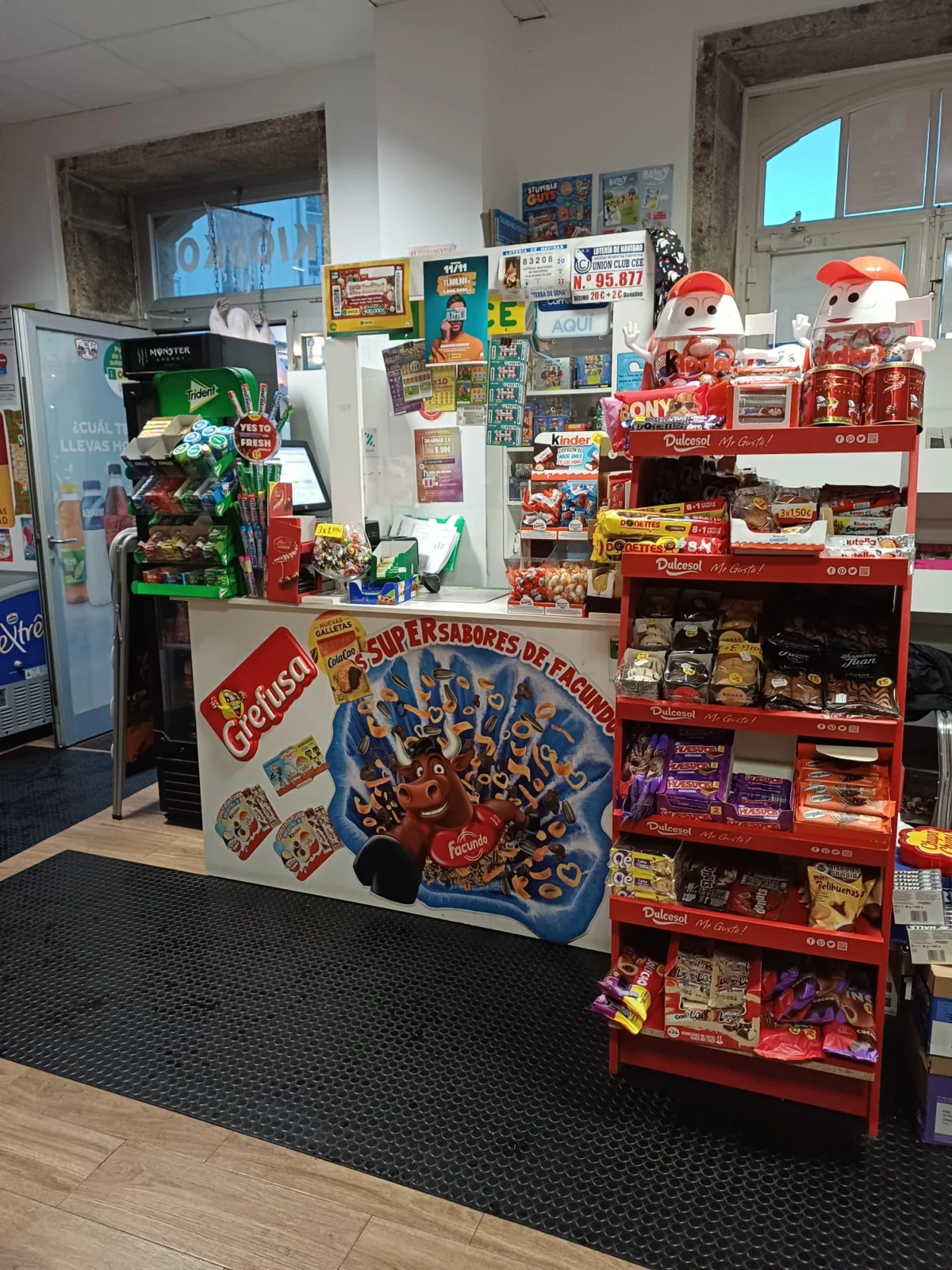 Expositor de Kiosko Alameda en la Alameda de Cee