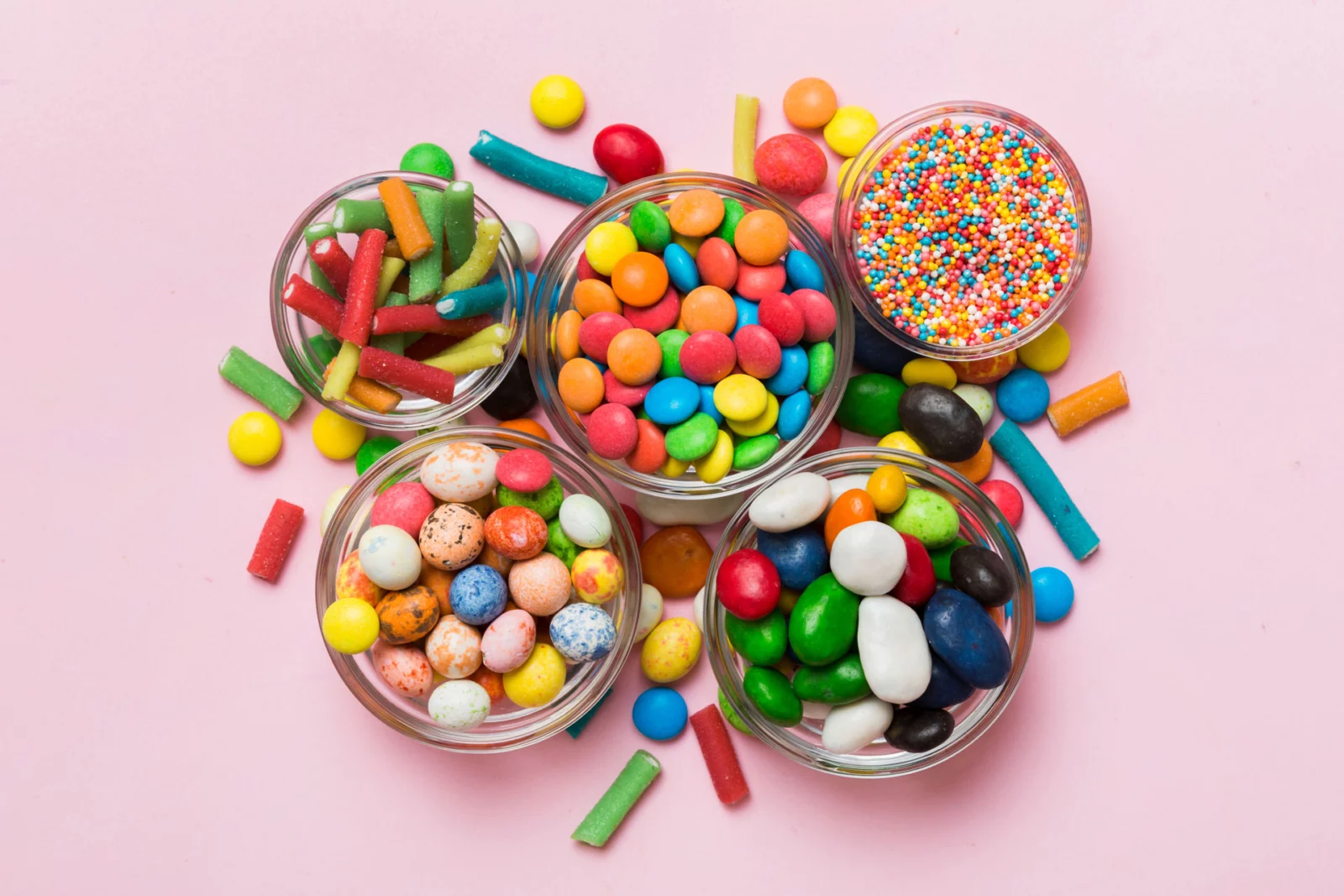 Caramelos de colores en tarros