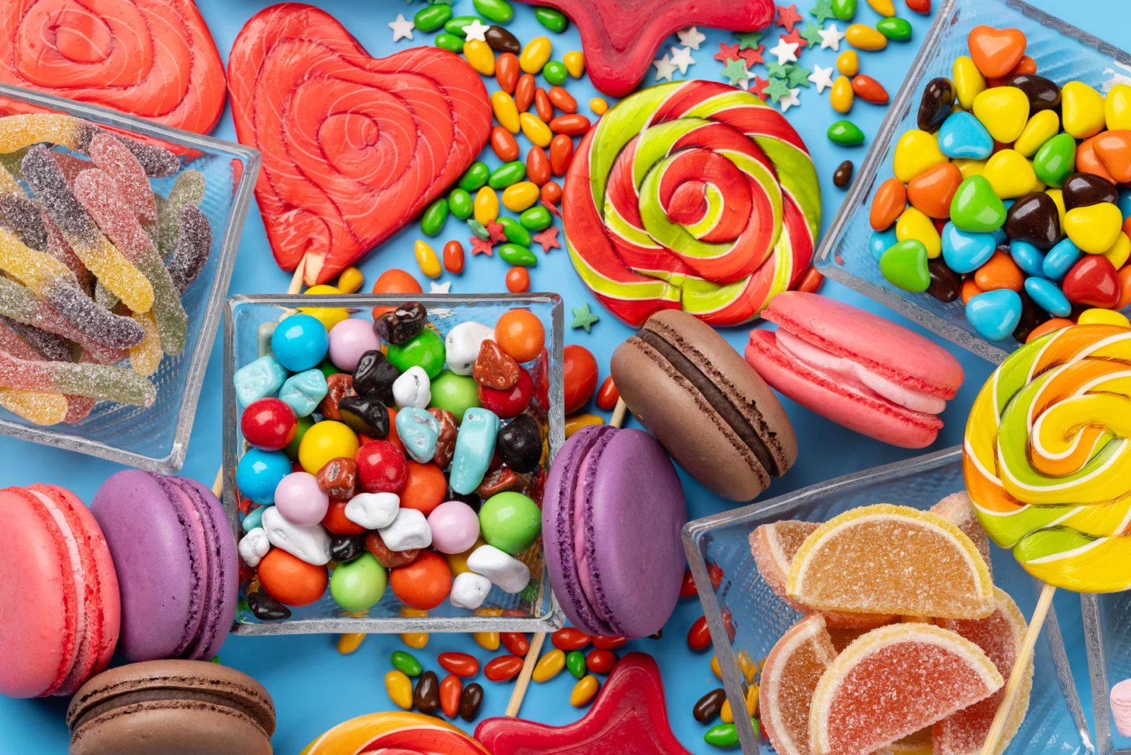Caramelos, piruletas y macarons de colores