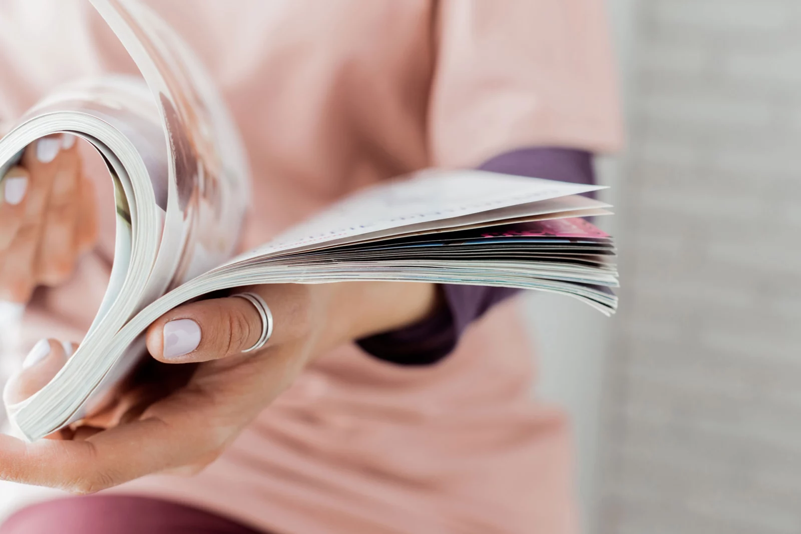 Lectora con una revista